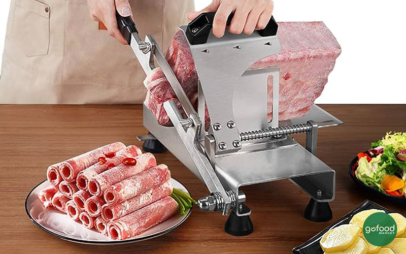 Sử dụng máy cắt thịt để thái thịt bò đông lạnh