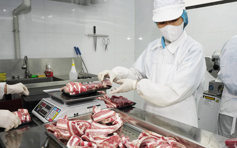 Quy trình cắt thái thịt của nhân viên Gofood Market