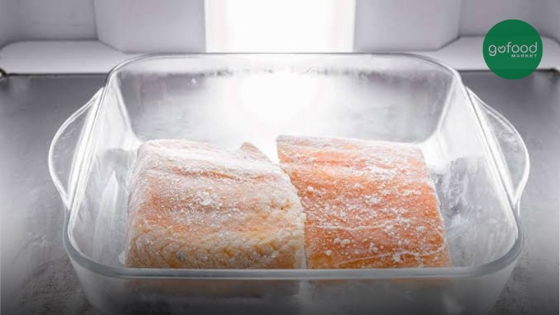 Rã đông bằng ngăn mát tủ lạnh tốn 8 - 24 tiếng tùy kích cỡ nguyên liệu