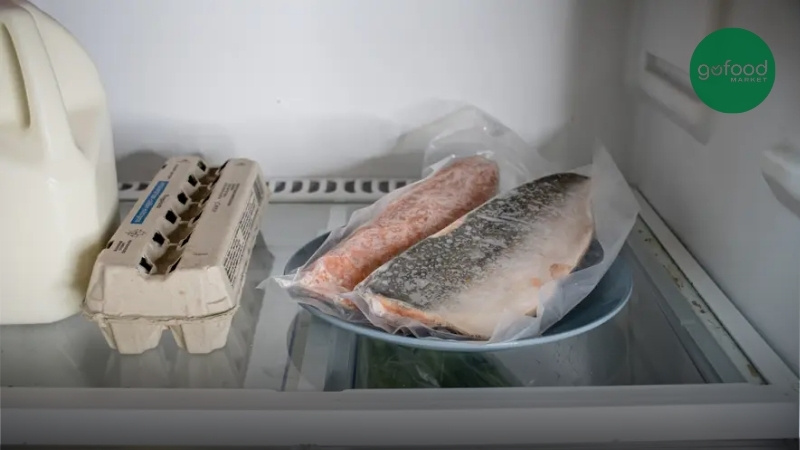 Tô hoặc khay là dụng cụ cần thiết khi rã đông thực phẩm trong ngăn mát tủ lạnh