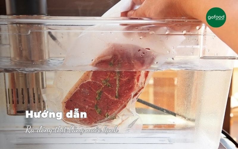 Cách rã đông thịt bằng nước lạnh