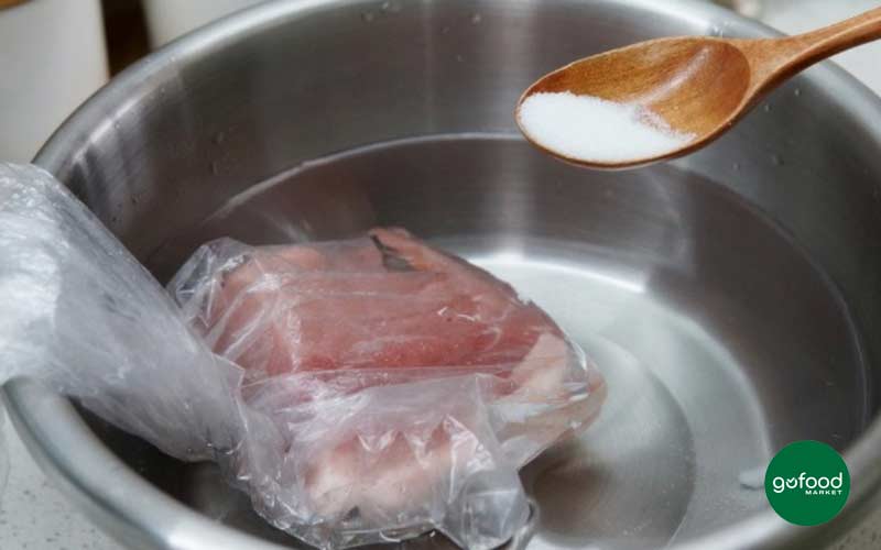 Rã đông thịt bằng nước lạnh đúng cách
