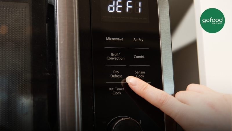 Chọn chế độ defrost hoặc chỉnh lò về công suất thấp để rã đông thực phẩm