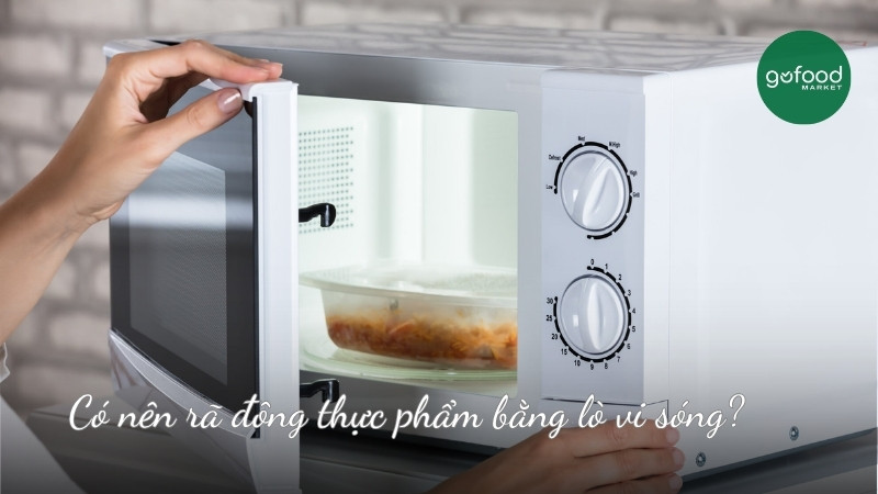 Có nên rã đông thực phẩm bằng lò vi sóng?