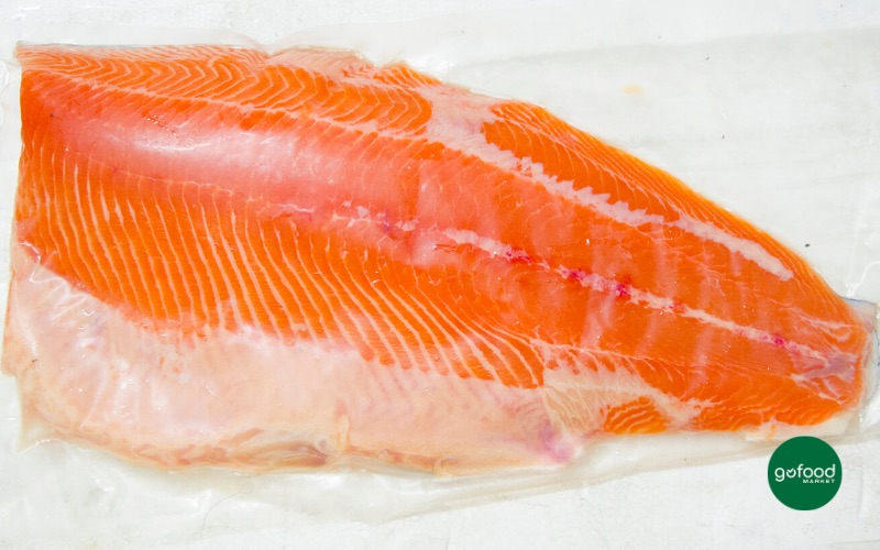 Cá hồi Na Uy nguyên mảnh fillet với phần thịt màu cam tươi, vân mỡ đẹp mắt, được đóng gói hút chân không