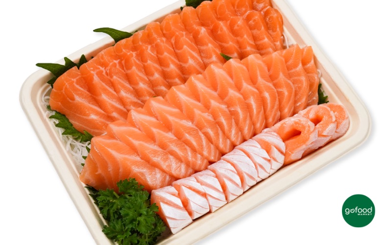 Cá hồi Na Uy được cắt lát và chia khay theo yêu cầu tại Gofood Market, phục vụ nhu cầu chế biến và kinh doanh thực phẩm
